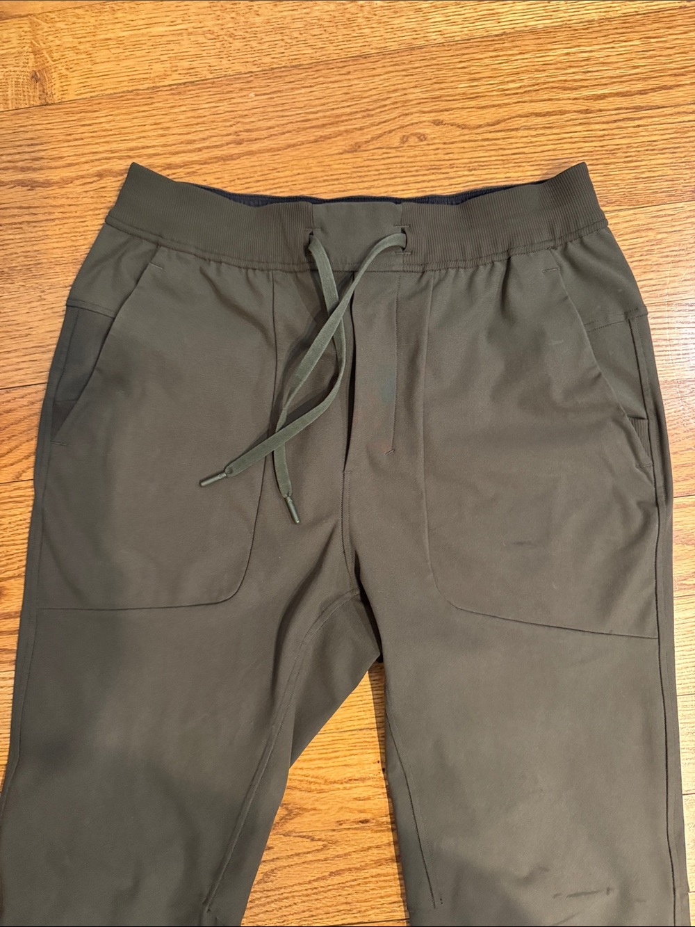 Like new- Men’s Lululemon joggers. Size medium. Green